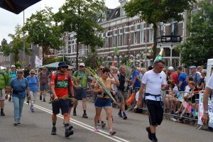 1920px-Aankomst_deelnemers_van_de_Vierdaagse_Nijmegen_2019_op_de_Sint_Anna_straat_St_Annastraat_Via_Gladiola
