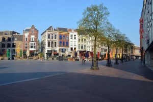 1920px-Grote_Markt,_Grootemarkt,_Kruismarkt._Nijmegen,_Terassen._Zicht_richting_Burchtstraat