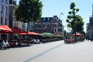 1920px-Molenstraat_met_nummer_95_Pand_uit_1902_met_stijlkenmerken_van_de_neorenaissance,_de_Art_Nouveau_en_het_Berlagianisme._Architect_P.G._Buskens_Nijmegen